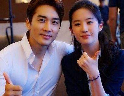 「宋承宪」43岁宋承宪：看了32岁前任，再看29岁现任高雅拉，难怪当年抛弃她