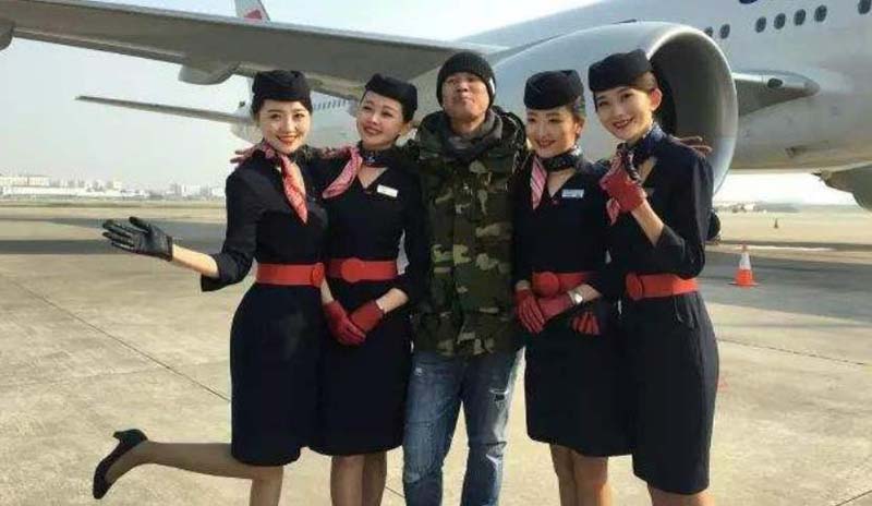 【乾隆】日本出上联:“本日飞机飞日本”,中国小伙对出下联,成经典佳对