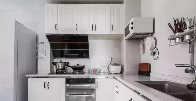 没钱就这样装吧，一个客厅都这么漂亮，实在是好看！