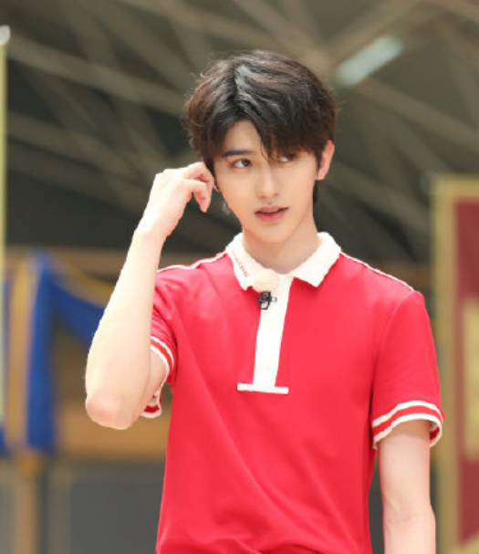 孟美岐|孟美岐第一次见蔡徐坤就鞠躬90度，谁注意坤坤的回应？素养真装不出