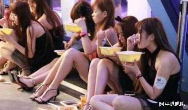 横店■“中国好莱坞”横店近状：美女到处可见，戏服如垃圾堆成小山！