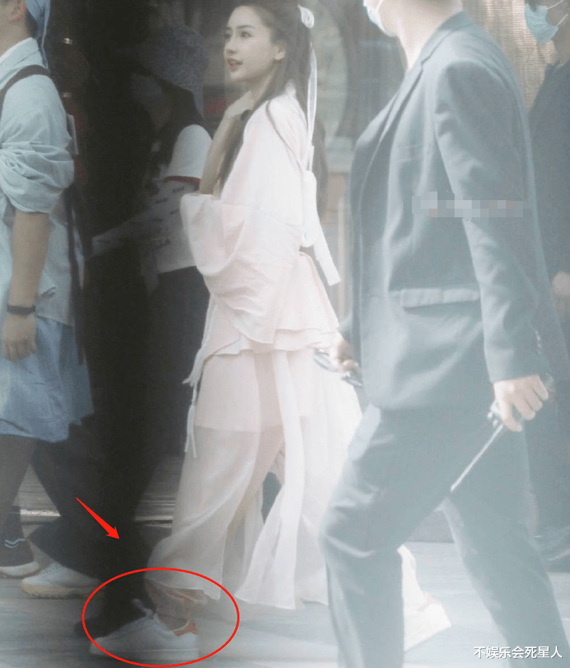 「Angelababy」baby穿古装录《跑男》，见她脚上搭配的鞋子，才懂女明星有多难