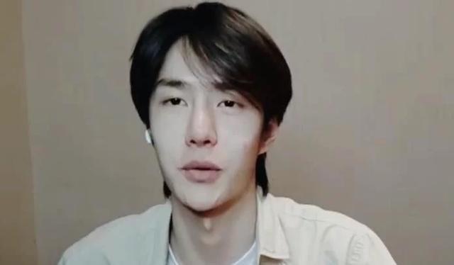 王一博：王一博素颜出镜 试图用手遮脸上的痘痘 粉丝直呼太可爱