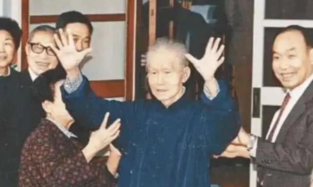 #孙立人#一代战神被“软禁”33年，妻子不孕要求他纳妾，结果生下4个科学家