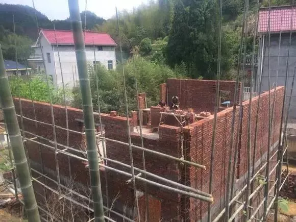 「」实拍丨外地农民工回乡盖自建房，三层主体不到40万全搞定