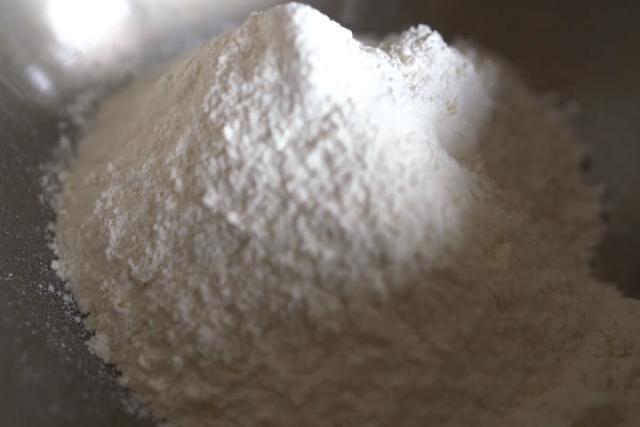 『手擀面』做手擀面不劲道还粘连？和面有妙招，除了加水再加点它