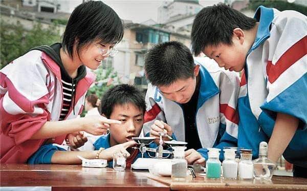 『百家讲坛』教师行业会不会被线上教育取代？教师大面积下岗？