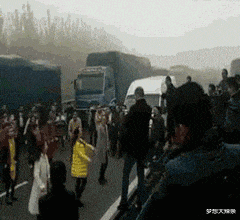 |美女,取个钱两腿这种姿势,你这是要闹哪样?忍不住了哈哈