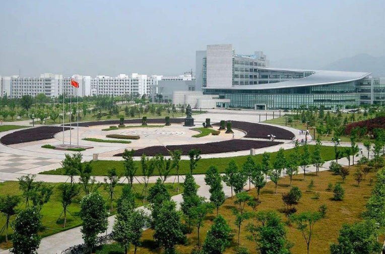 「北京师范大学」我国最好的十所师范大学：北师大第一，两所非211挤进前十，收藏