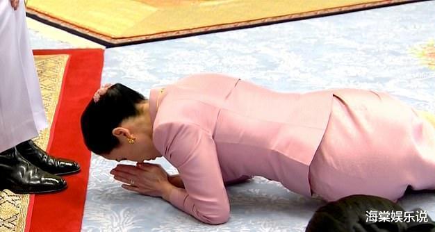#泰国#泰国王后跪在国王脚边的模样太心疼！心酸到结婚纪念日也难言愁容