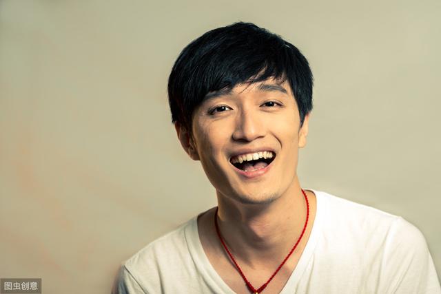 「大学生」未来最吃香的3个专业，毕业就是金饭碗，工资高有前途