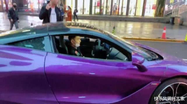 「豪车」智勋开跑车出去玩，下车后真实身高曝光，只比跑车高出一个头