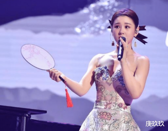 发型|李小萌的圆脸真可爱，穿印花抹胸连衣裙，展现出高雅气质