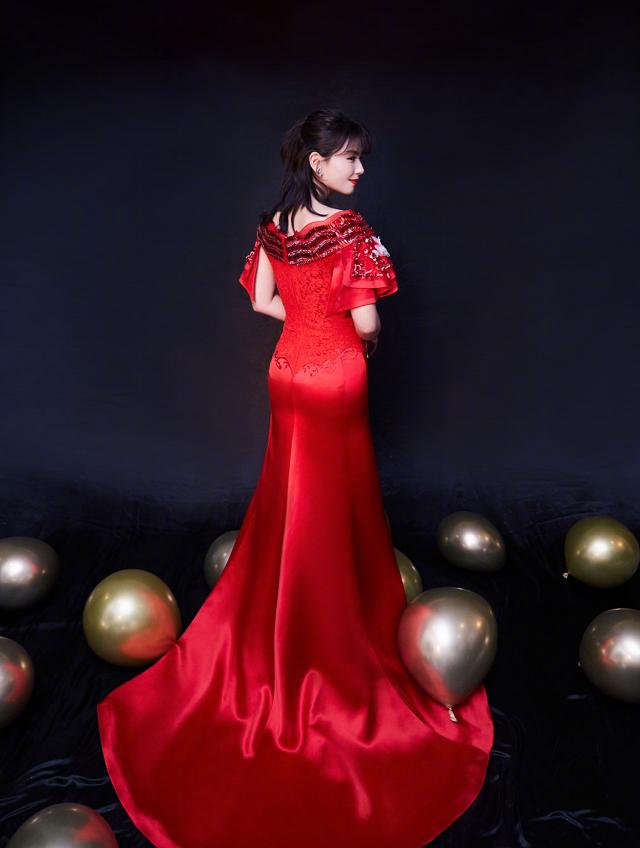 「空气刘海」刘涛真适合穿红色，气质端庄贵气十足，剪空气刘海不显老