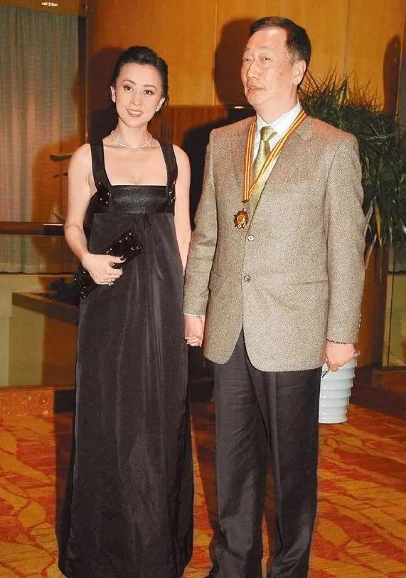 贾静雯|郭台铭嫩妻发布全家福,曝光奢华私人飞机内景,当年刘嘉玲也坐过