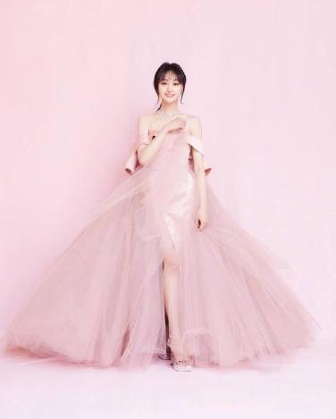 郑爽■娱乐圈唯一“邋遢”的女明星，终于正儿八经营业了，简直持靓行凶