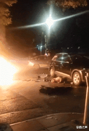 容县之声|凌晨，广西一电动车与奥迪车相撞，一死一伤！车子燃成火球