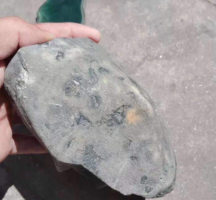 「玉雕」小伙早市买了块毫无表现的原石，切开后全是棉，反而价值翻倍了…