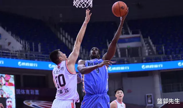 周鹏|翟晓川6犯离场，至少有4次是周鹏造的，谁是第一小前锋显而易见？