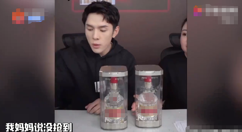 李佳琦|李佳琦直播时电话被打爆，只因母亲抱怨抢不到货，网友：有点可爱