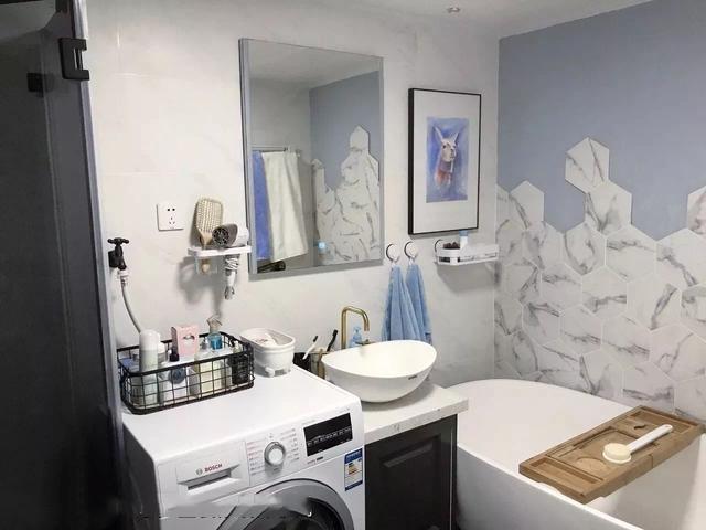 ：卫生间装修时，洗衣机挨着手盆放，不仅收纳翻倍连地漏都不用装了