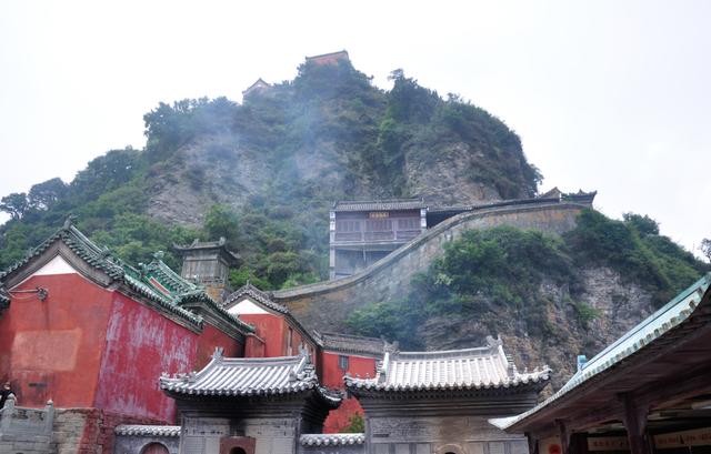 武当山|我国年收入52亿的名山,是泰山的4倍,门票上百元游客依旧买账