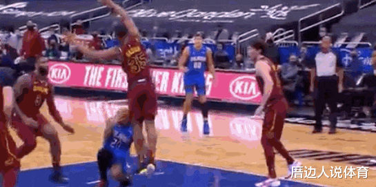 富尔茨|状元重伤！富尔茨无接触左膝扭伤倒地，表情痛苦被轮椅推出场