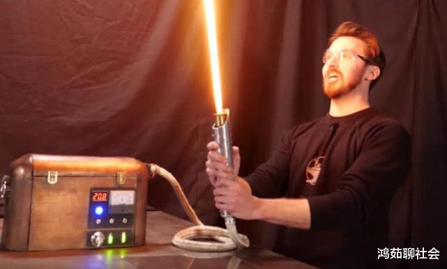光剑■美国人成功发明出“光剑”,表层温度可达上千度,能切割任何物体!