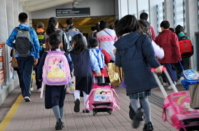 中小学|住校和走读,对成绩的影响竟然这么大,选错了影响孩子一生