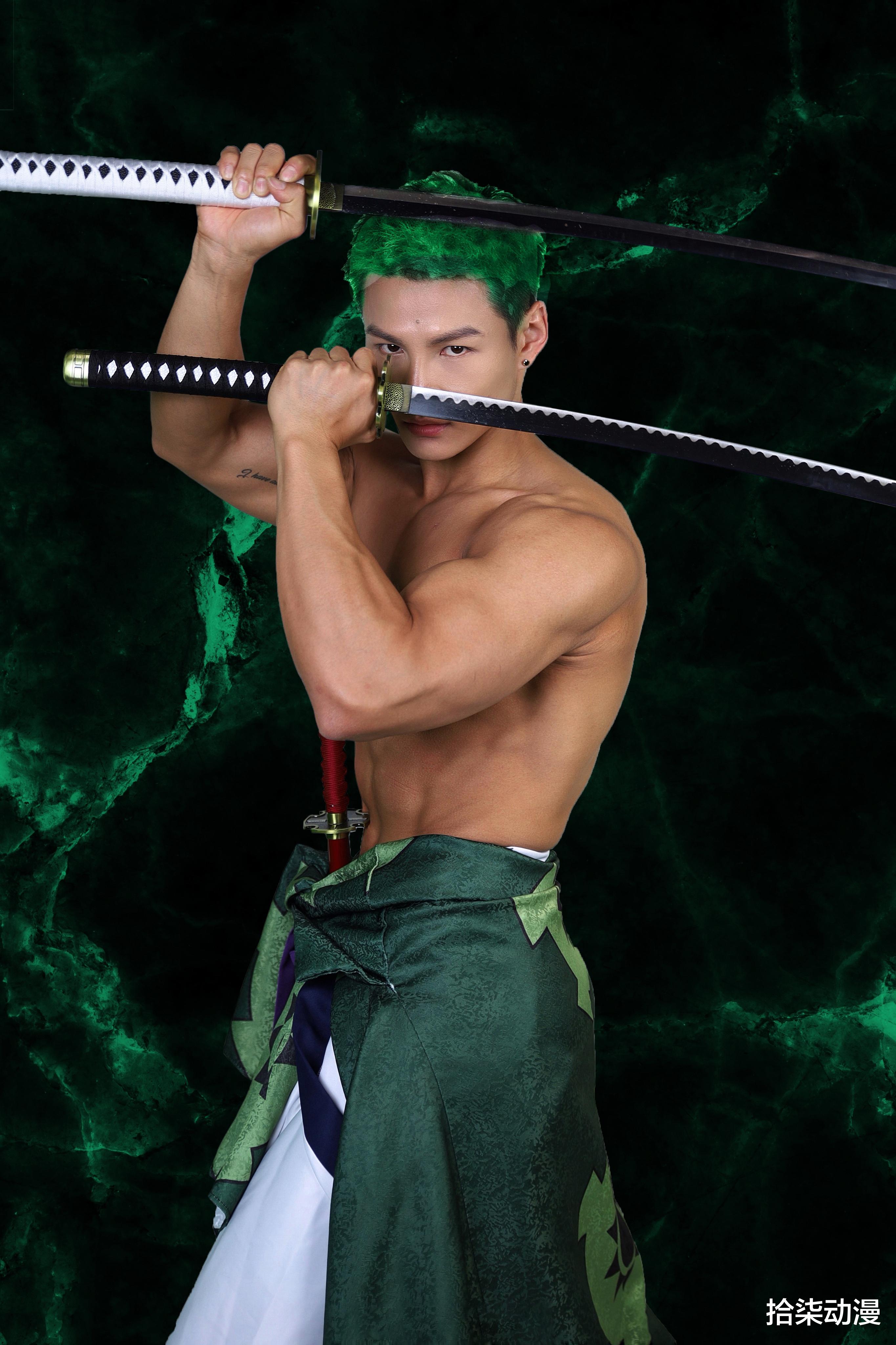 索隆|海贼王：小哥苦练1875天肌肉只为COS索隆！看到这肌肉，漫迷们裂开了