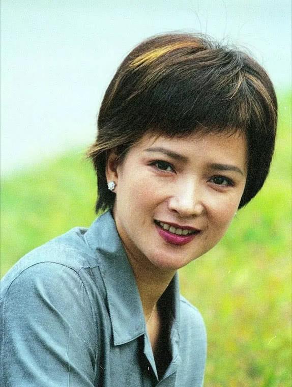 【何晴】何晴：和刘威相恋5年，嫁给3婚许亚军，51岁得脑瘤丈夫不离不弃