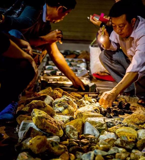 翡翠|翡翠也能在地摊上卖？带你看经济效益巨大的地摊翡翠