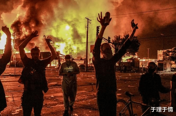 「美国」惊变！！！镇压失败？一人之死引发全美动乱！美国迎来至暗时刻