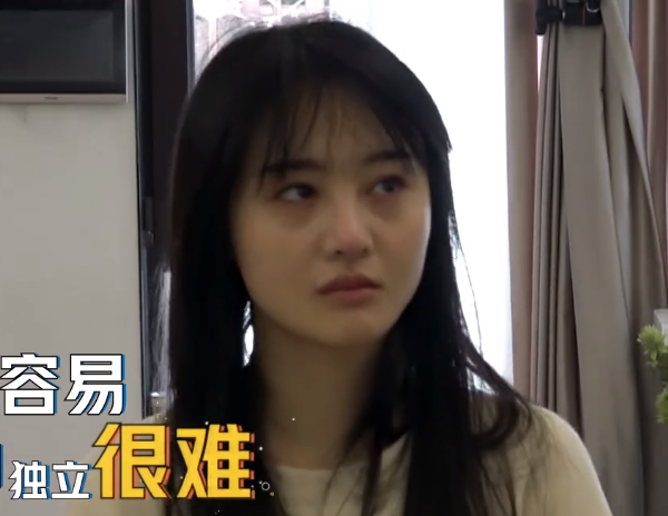 郑爽▲郑爽全素颜上真人秀，脸上的瑕疵暴露无遗！真不怪节目组故意黑她