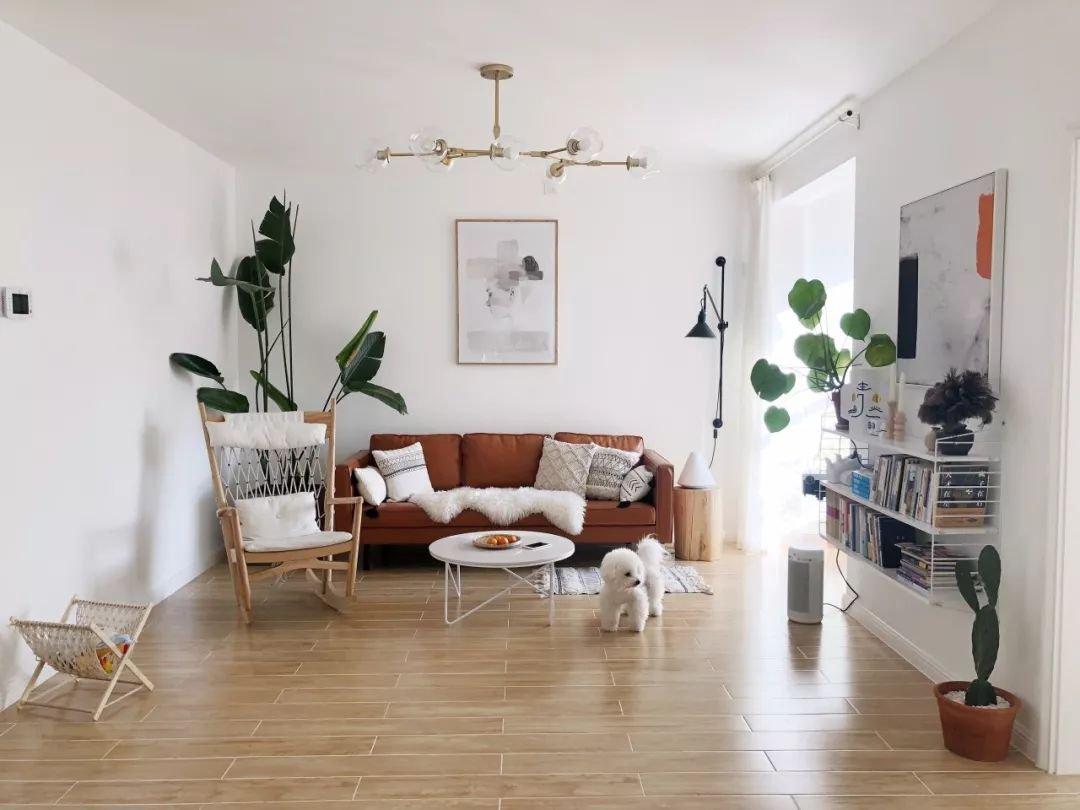 |越来越多人客厅不装吊顶了，现在流行这样装，省钱又大气