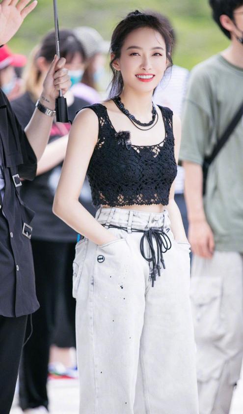 穿衣搭配■真元气少女!33岁宋茜扎高马尾甜美减龄,穿搭时尚吸睛