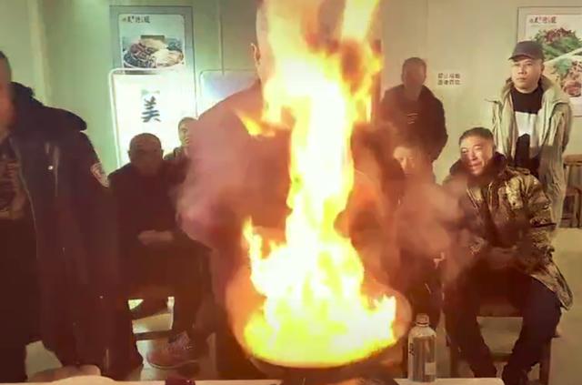 64歲趙本山秀廚藝，鍋裡起火躥過頭頂一點不慌，徒弟誇贊有食欲-圖2