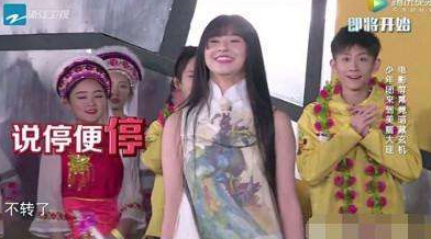 小彩旗|小彩旗：春晚一转成名，因叛逆被杨丽萍放弃培养，21岁胖成大妈