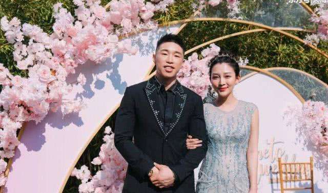 『德云社』看看德云社“丑男”的媳妇,美的难以置信!