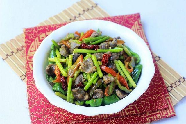 『』鸡身上“最营养”的部位，肉贩子自己留着吃，一只鸡只有一个！