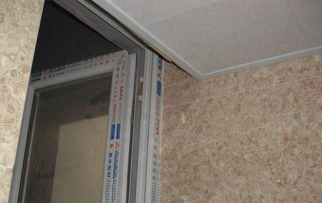 ▲窗户上沿贴瓷砖有风险，给师傅再多钱也不干，听完解释才懂其原因