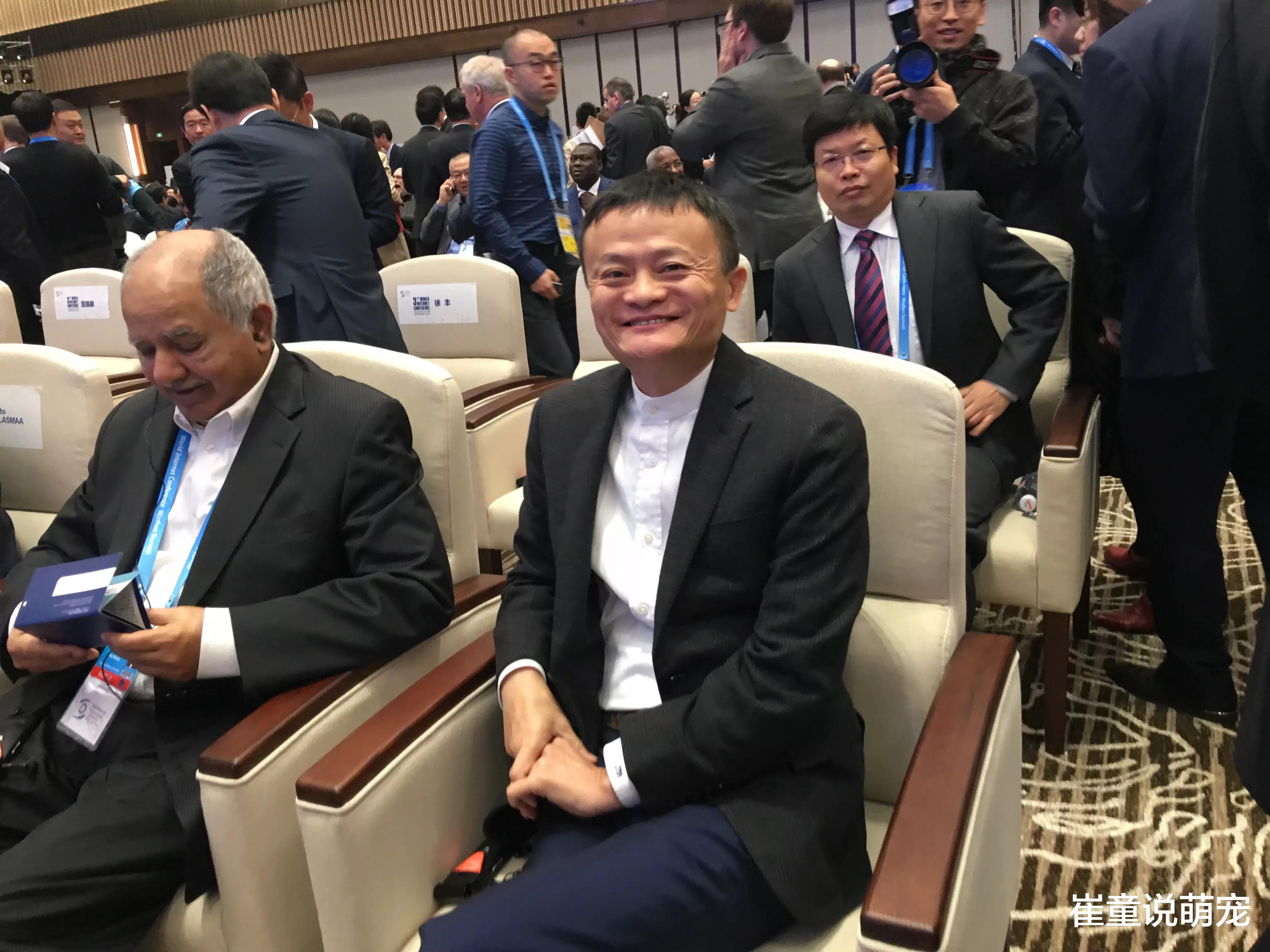 他那么有钱，为何却从不“花天酒地”？听完他的回答，网友不淡定了