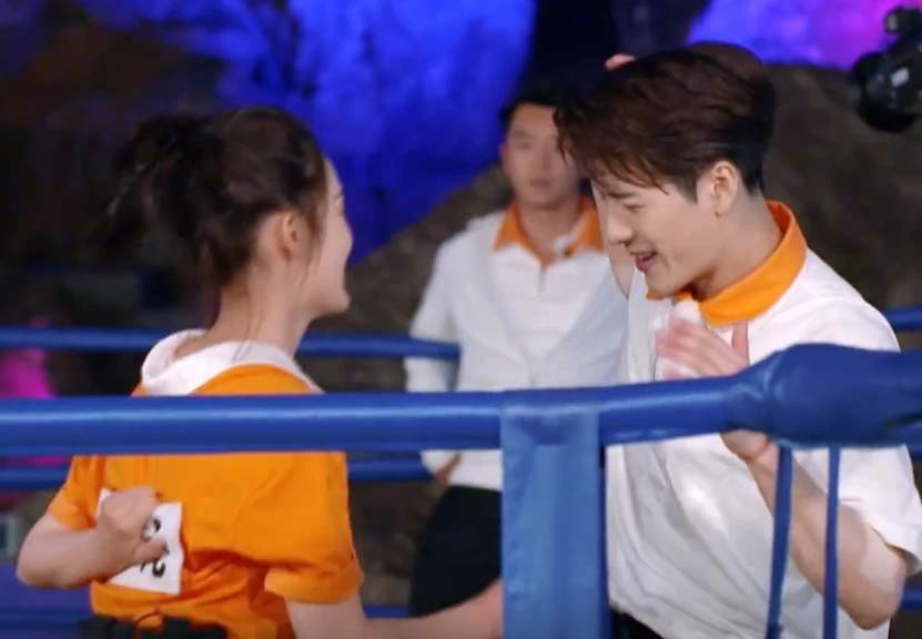 李沁|李沁王嘉尔被曝新恋情?《跑男》被王嘉尔一把搂住,发文暗藏甜蜜