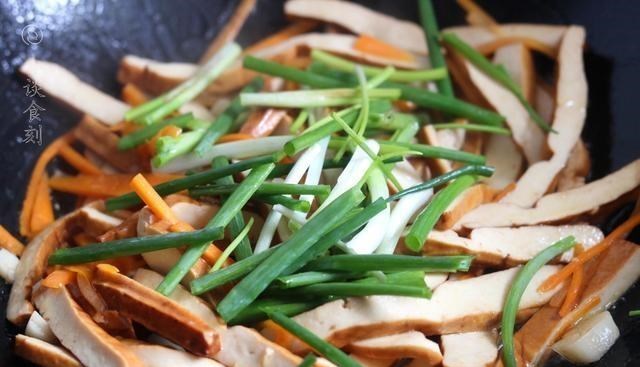『食材』这3种食材一起炒，明明没放肉，但鲜美无比，几天不吃馋得慌