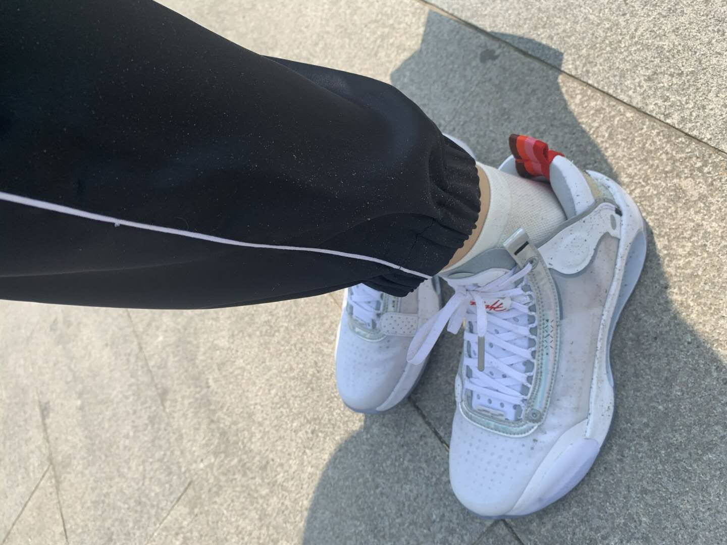 『大连』洒水车太霸道！市民路边等车被溅一身泥水