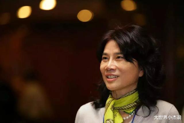 章泽天|章泽天“富婆圈”照片曝光! 从C位站到边缘,被网友称现实版“顾佳”!