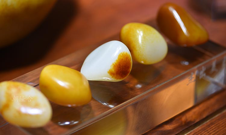 新疆维吾尔自治区|同样都是和田玉，为什么吧白度相差那么大？