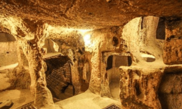 【恐龙】古老隧道发现一神秘壁画，刻着人类饲养恐龙，史前文明真存在？