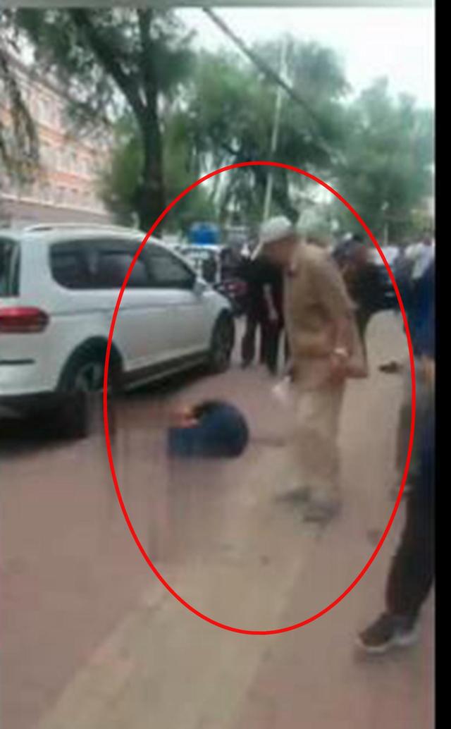 白鲸新视点|为婚姻宣判\＂死刑\＂，男子民政局门口杀妻后，自捅12刀躺妻身边