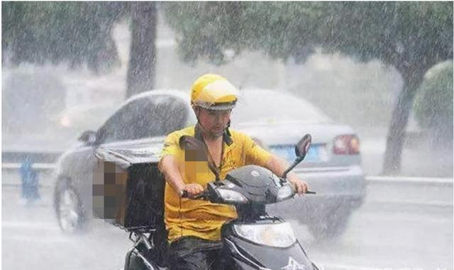 神鸟知讯资讯站|外卖员情绪崩溃砸东西,遭店家脚踹扇巴掌:你那么大声有什么用